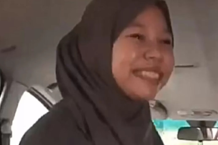 Video Erin Bugis Viral di Dalam Mobil Brio Unboxing Hijabnya Ditonton 33 Juta Orang di TikTok