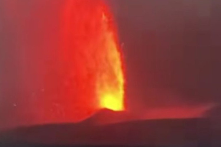 Erupsi Anak Krakatau Terlihat dari Udara, Kolom Abu Tembus Hingga 15 Kilometer