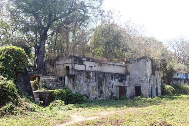 Pesona Wisata Benteng Kedung Cowek Peninggalan Hindia Belanda, Penyuka Vintage Wajib Berkunjung!