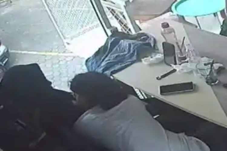 Link Video Viral Sejoli Berbuat Tak Senonoh di Outlet Dimsum Solo, Sempat Geser CCTV Biar Nggak Terciduk 