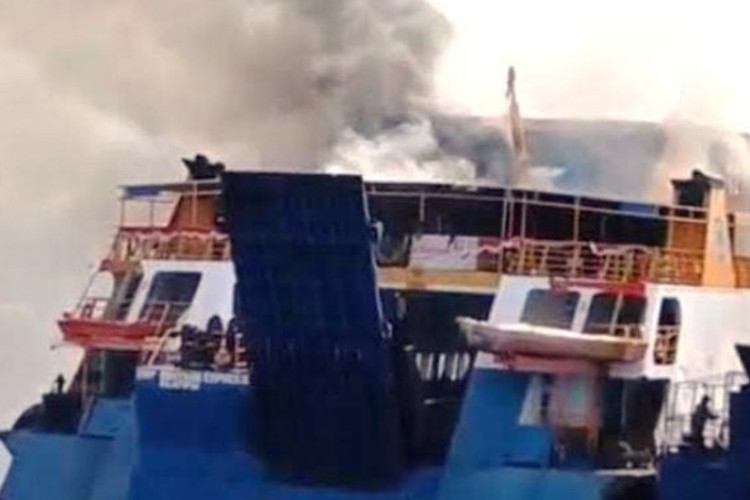 HEBOH! Detik-Detik KMP Bontang Express II Terbakar di Dermaga Lanal Banyuwangi