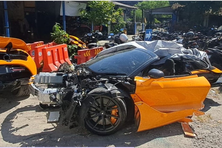 YouTuber Andra ST Kecelakaan Tunggal di Sukoharjo, Mobil Supercar McLaren 720S Coupe Terbelah Dua!