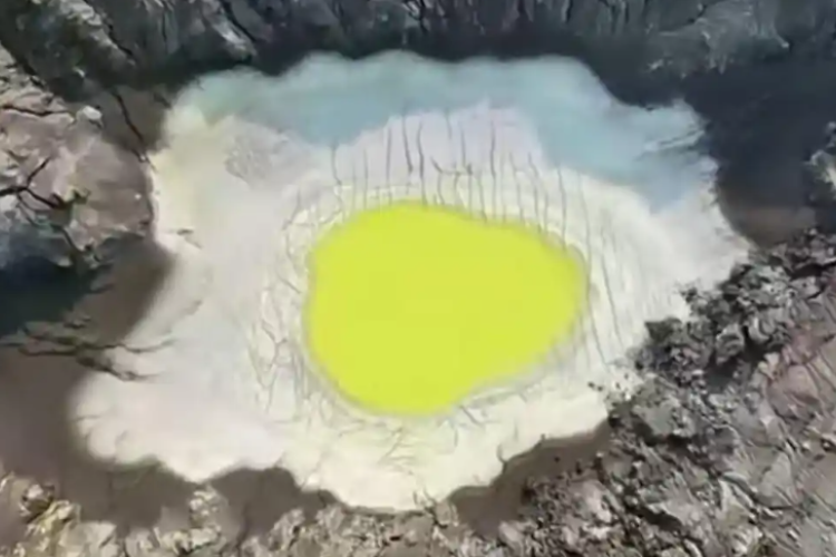 Gemesin Banget! Ini Dia Penjelasan Ilmiah Dibalik Fenomena 'Telor Ceplok' di Kawah Gunung Anak Krakatau