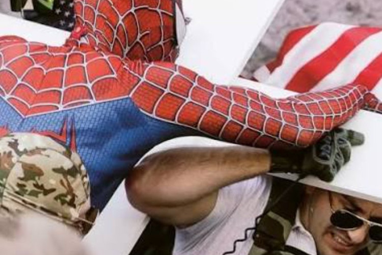 Demo Ricuh! Pria Berkostum Spider-Man Hajar Jake Lang, Aktivis Anti-Islam Pembakar Alquran di AS Hingga Viral Media Sosial