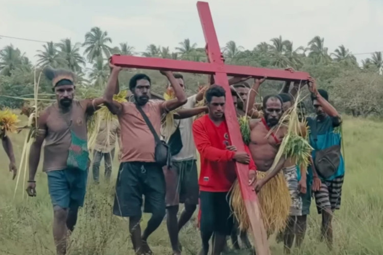 Sinopsis Film Dokumenter Pesta Babi Soroti Dampak Proyek Strategis Nasional (PSN) Terhadap Masyarakat Adat Papua Terutama di Wilayah Merauke dan Sekitarnya