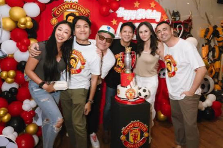 Desta dan Asri Welas Terlihat Memakai Sepatu Couple di Acara Ariel NOAH, Benarkah Ada Hubungan Spesial?