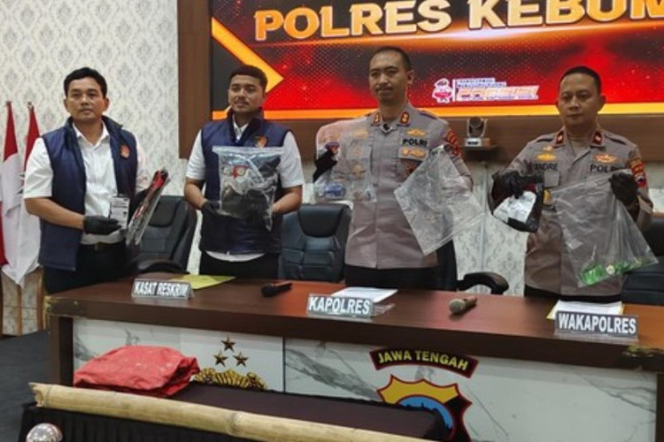 Heboh! Gudang Ekspedisi di Kebumen Dilempari Bom Molotov, Paket Dijarah Hingga Banyak yang Rusak