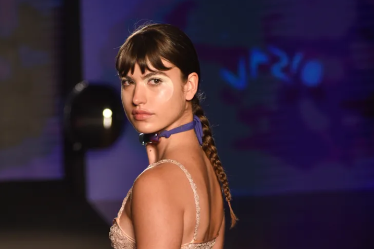 Link do Vídeo Viral Completo de Giovanna Grigio HD 1080p, Ex-Chiquititas Rouba a Cena na SPFW