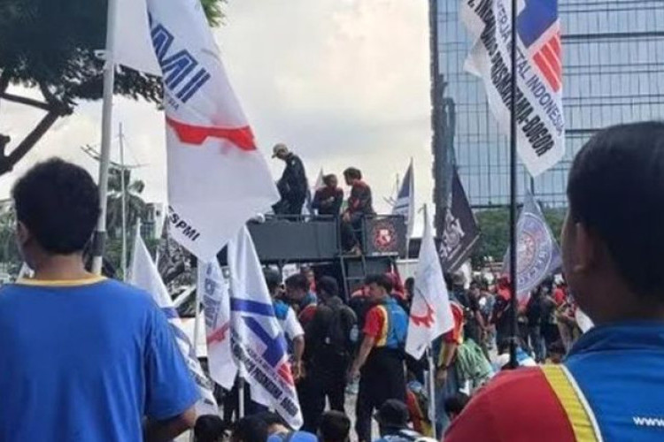 Karyawan Indomaret Demo Protes Penghapusan Upah Lembur Saat Libur Nasional, Ini Isi Tuntutannya