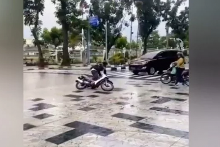 Viral Jalanan Aspal di Jalan Sudirman Medan Ini Sebabkan Pengendara Tergelincir, Begini Tanggapan Walikota Bobby