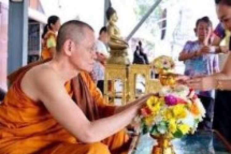 Link Biksu Thailand Viral 1 Menit Full HD! Meja dan Kursi Sitaan Menjadi Saksi Bisu Kelakuan Bejatnya