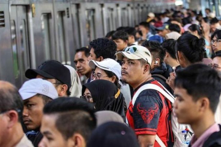 Viral Aksi Pelecehan Verbal di Kereta Lokal Garut, Sekelompok Pria Diturunkan Paksa oleh Petugas KAI
