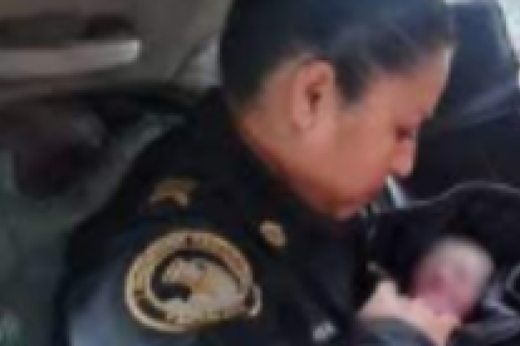 Stream Enlace de Video Viral de Mujer Policia, Mientras patrullaba, me dejaron atrás para «jugar» a algo divertido