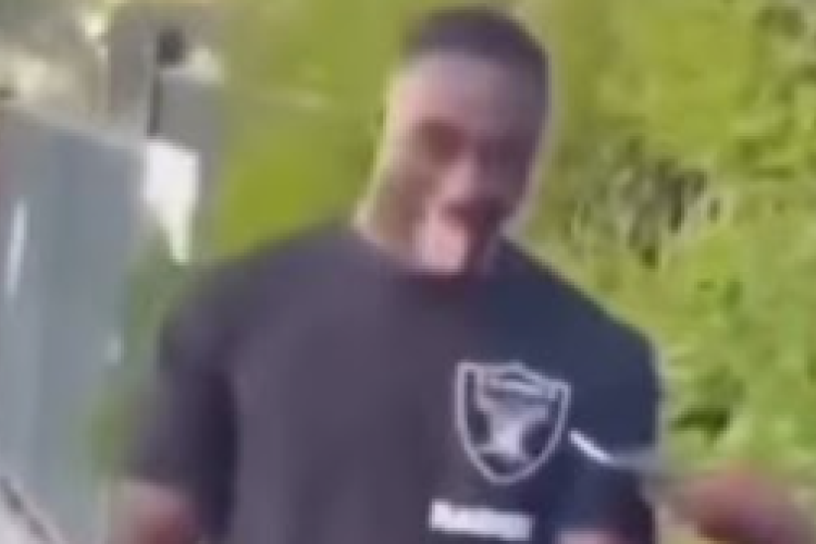 Lien Vidéo virale Bakary Samake 4K HD, Un scandale torride sur le bord de la route a été filmé par l'appareil photo d'un ami