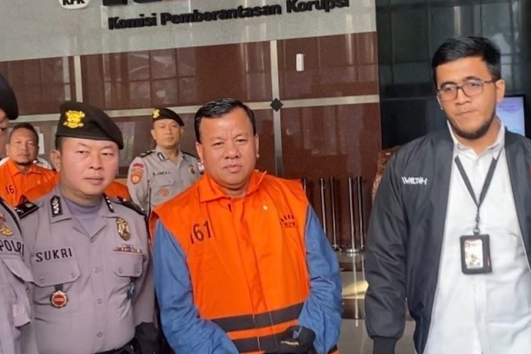 Apa Isi Amplop Menhut Raja Juli dari Bupati Kuansing? Terbongkar Usai KPK Lakukan Penyelidikan!