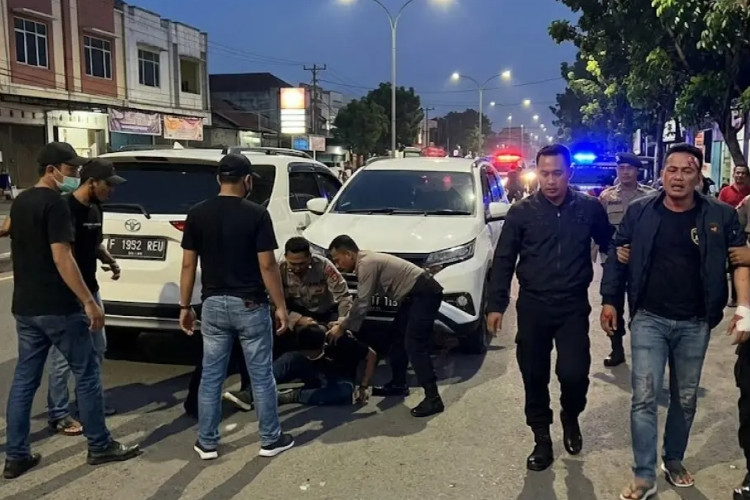 Viral 2 Anggota Brimob Polda Banten Dibacok oleh 11 Debt Collector Para Tersangka Dihajar Massa