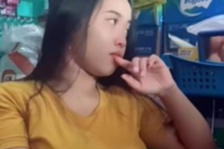 Rekaman Video Call Wanita Baju Kuning di Warung Madura Viral, Suaranya yang Manja dan Menggoda Bikin Susah Lupa