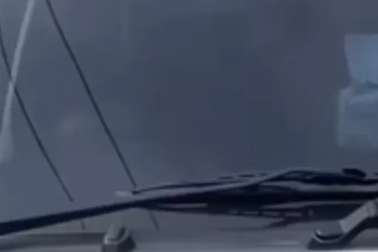 Video Viral Wanita di Aceh Diduga Mesum dalam Mobil Langsung Digrebek Warga Sampai Sang Pria Kabur