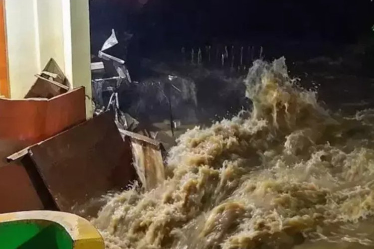 Tanggul Sungai Jebol! Banjir Rusak Puluhan Rumah di Cipaganti Bandung