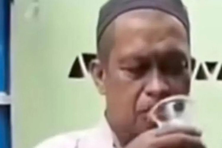 Viral Video 5 Pria di Makassar Nekat Minum Oli Mesin, Klaim Bisa Sembuhkan Penyakit Jadi Sorotan