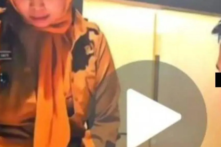 Pakai Seragam ASN! Video Guru Bahasa Inggris Viral di TikTok Bisa-Bisanya Lakukan Hal Ini di Depan Kelas 