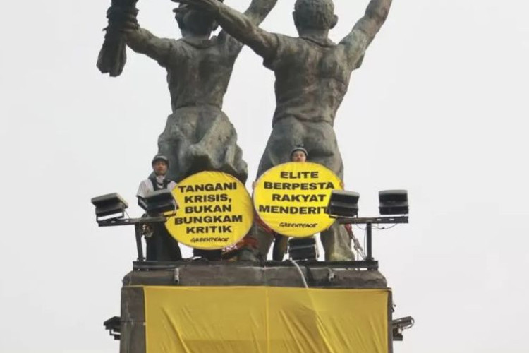 Aktivis Greenpeace Panjat Patung Selamat Datang Bundaran HI, Bentangkan Spanduk Raksasa Kritik Kebijakan Ekologis