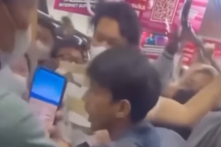 Adu Jotos! Kronologi Keributan Penumpang KRL Jakarta-Bogor Diduga Dipicu Pelecehan, Ternyata Salah Paham Karena Berdesakan 