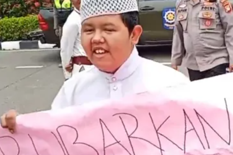 Siapa Badru Kepiting? Pemberani! Bocah Disabilitas Viral Terjang Kericuhan Demo di Gedung DPR