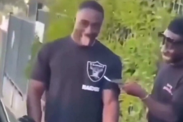 La Vidéo De Bakary Samake Sucé Par Une Fille En Pleine Rue Est Devenue Une Tendance Mondiale.