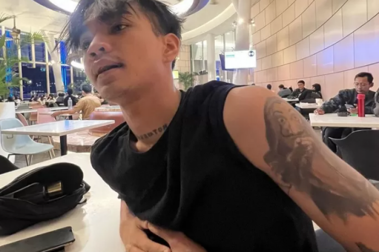 Satria Mahathir Tiktokers yang Ogah Punya Pacar Pakai Android ini Bikin Kontroversi Usai Bikin Tato Gambar Polri, Ekspresinya Jadi Sorotan!