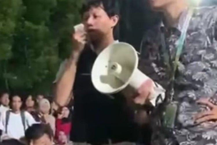 Mahasiswa PNJ Kepergok Ciuman Sesama Jenis di Area Kampus, Langsung Diadili di Depan Umum dan Disiarkan di Live Tiktok