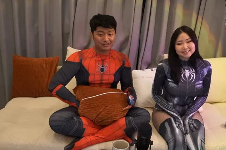 Video Full Msbrew x Ello MG Spiderman Challenge Ganti Kostum di Depan Kamera Livestream Bikin Penonton Melongo