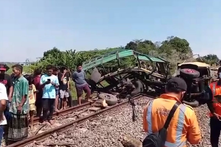 KA Logawa Tabrak Pria Misterius di Bawah Flyover Aloha, Begini Kondisi Korban yang Alami Luka Serius di Kepala