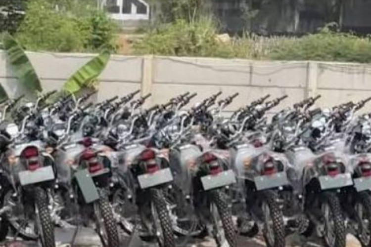 Viral Motor Trail Kawasaki KLX Dibuang ke TPS, Dandim Sebut Kendaraan Mengalami Kerusakan Berat