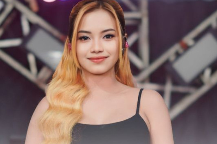 Ajeng Febria Biodata: Profil Penyanyi Dangdut Viral Asal Blitar 2026 yang Lagi Banyak Dicari