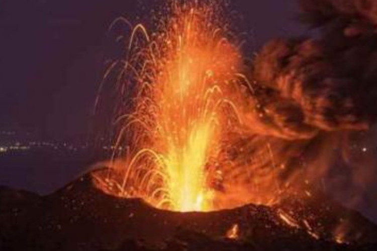 Gunung Anak Krakatau Erupsi Jumat Malam, Picu Dentuman Hingga Tiga Provinsi