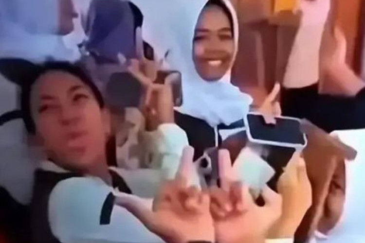 Viral Video Siswa SMAN 1 Purwakarta Ejek Guru No Sensor Klarifikasi dan Sanksi Disdik Jabar, Banyak yang Mengecam!