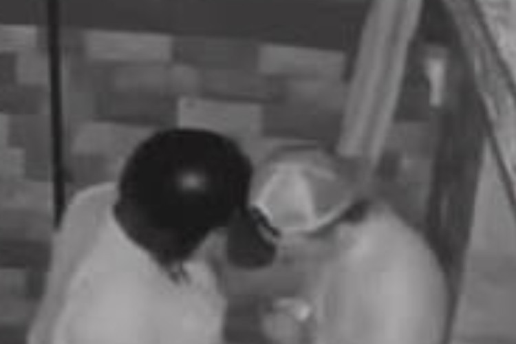 Video CCTV Bule Pria dan 2 Wanita di Bali Viral Media Sosial, Bikin Geger! Aksi Mesum di Depan Rumah