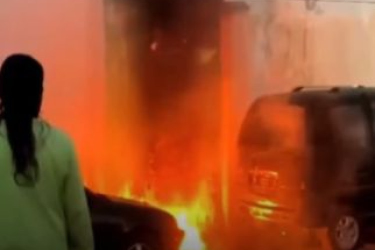 Kronologi Motor Thunder Pengangkut 2 Jerigen Bensin Terbakar di Ciptomulyo Malang, 2 Kendaraan Disekitar Nyaris Dilalap Api