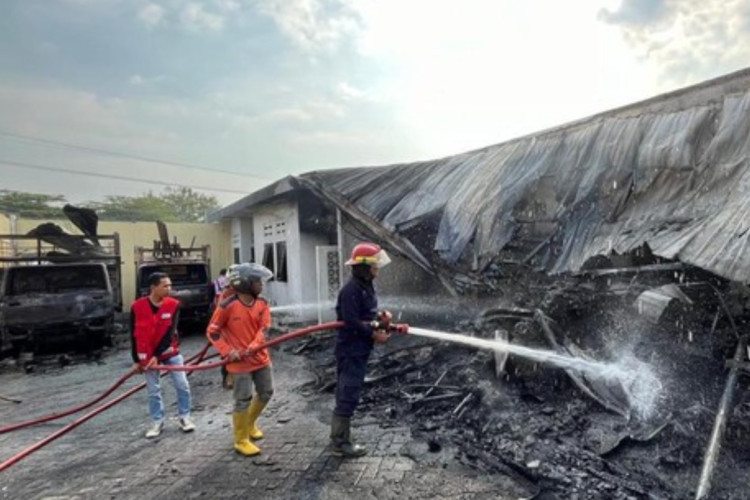 Hancur Lebur, Pabrik Plastik di Purwakarta Akhirnya Padam Usai Kebakaran 12 Jam Dihantam si Jago Merah!