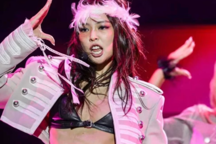Jennie, do BLACKPINK, Gera Polêmica na Internet po Causa de Suposto Gesto com as mãos que Significaria “Free NewJeans” 