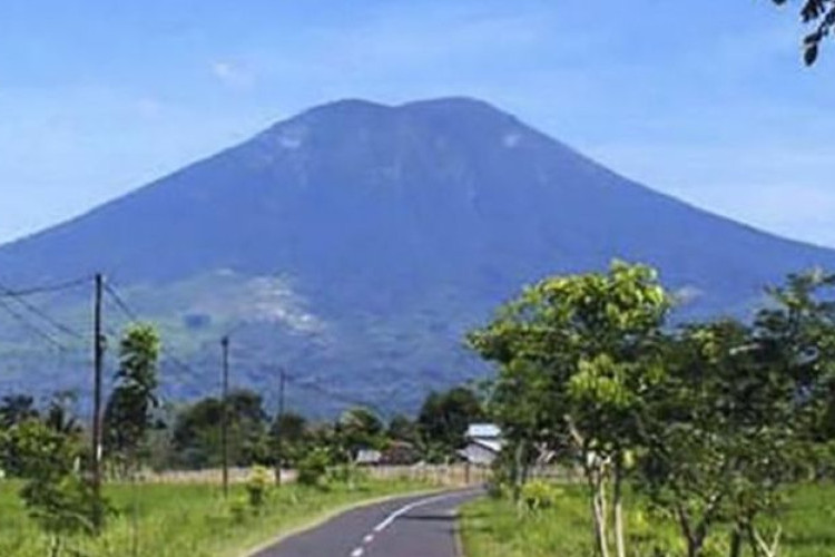 Detik-Detik Pendaki Terpeleset ke Kawah Aktif Gunung Dempo Saat Ambil Foto, Tim SAR Gabungan Diterjunkan