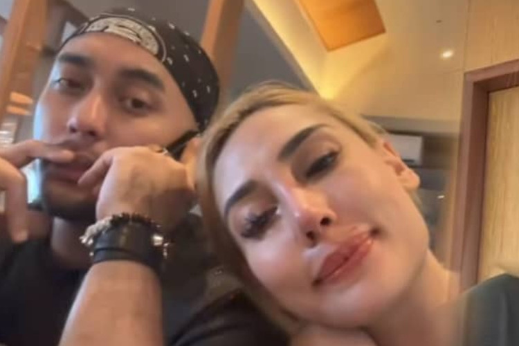 Zarina Anjoulie Bantah Tuduhan Dengan Daddy Ash Usai Video yang Diduga Diperankan Oleh Keduanya Viral