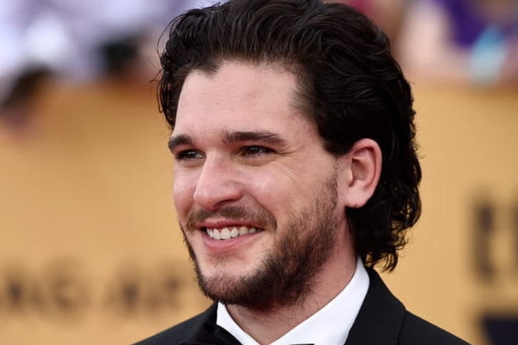 Kit Harington Troque Westeros pour Poudlard dans la Série Harry Potter