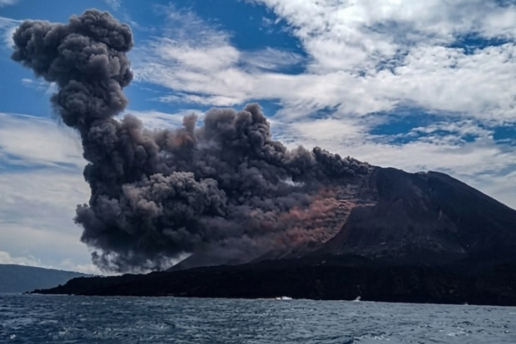 Kronologi 5 Jurnalis Hilang Kontak Ketika Liput Erupsi Gunung Anak Krakatau Basarnas Kerahkan Pasukan di Selat Sunda