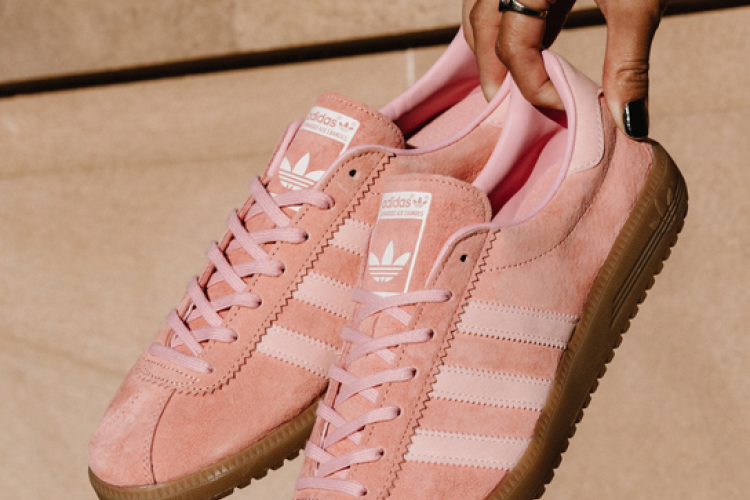 Adidas Bermuda Pink: Spesifikasi, Desain, dan Alasan Mengapa Model Ini Banyak Dicari Beserta Cara Stylingnya!