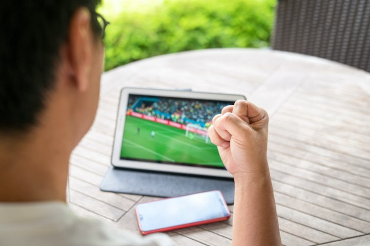 Cara Menonton Pertandingan Bola Menggunakan HP Mudah, Jadi Gak Takut Ketinggalan!