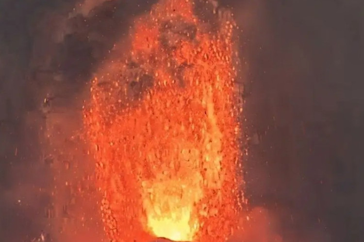 Mengenal Lava Fountain Adalah? Fenomena Semburan Api Saat Gunung Anak Krakatau Erupsi