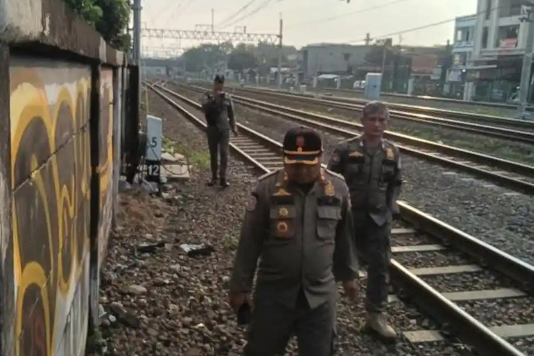Link Video Sejoli Perlintasan Rel Jatinegara Nekat Berbuat Tak Senonoh di Tempat Terbuka Langsung Diciduk Satpol PP