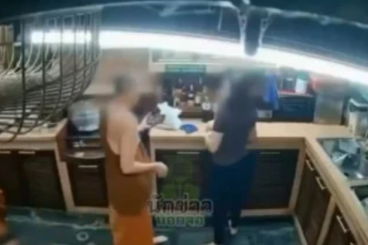 VIRAL! Video Tidak Senonoh Biksu Thailand di Meja Makan Bikin Gempar Media Sosial, Terciduk dari CCTV